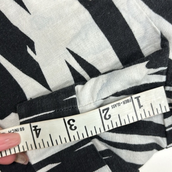 Express Design Studio Dress Shorts Women’s Size 0 Black/White Zebra Animal Print - Picture 9 of 11